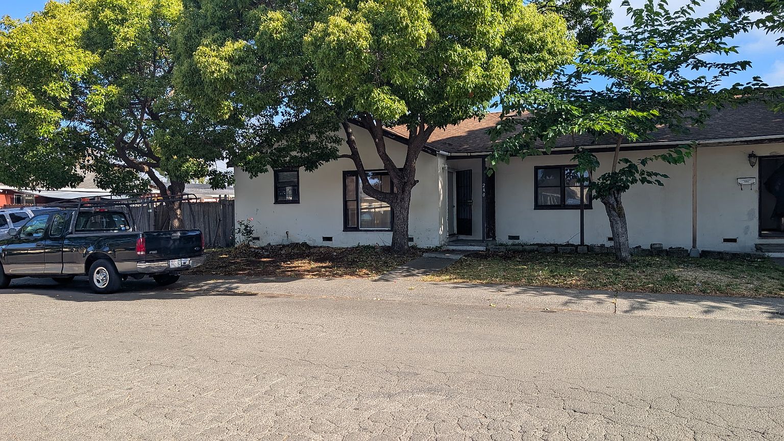 240 Westwood St photo 2