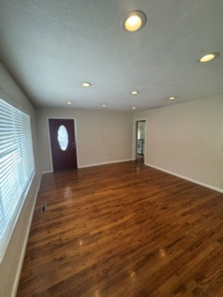 137 Calabasas Rd photo 3