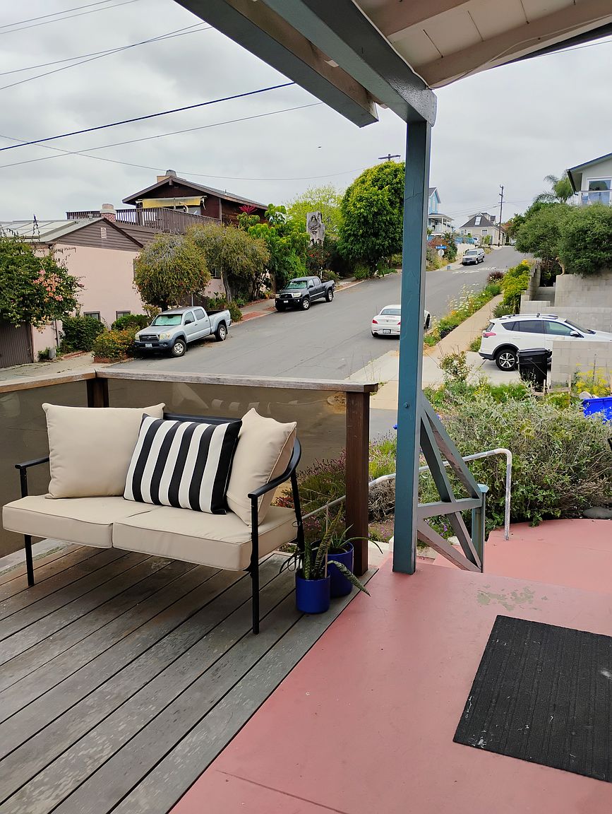 1517 Froude St photo 3