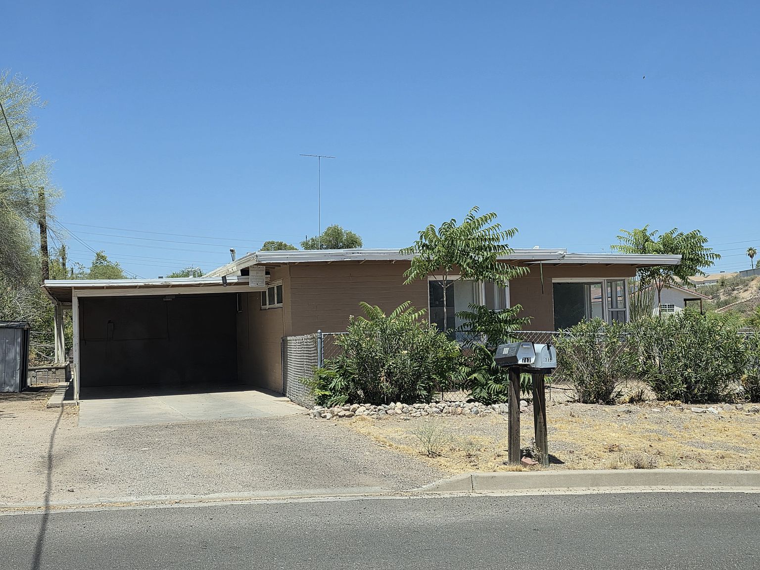 717 W La Paloma Dr photo 2