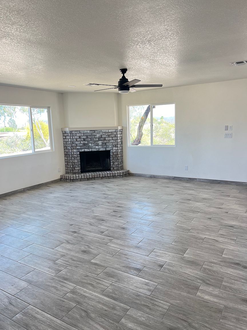 905 Oasis Dr photo 2