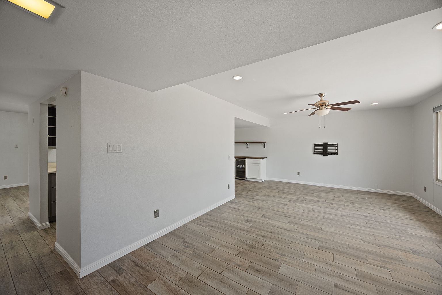 1110 E Redfield Rd photo 3