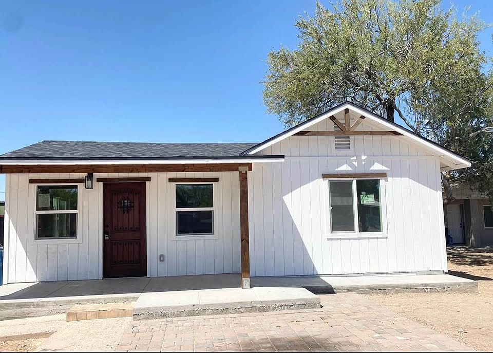 306 S Main Dr photo 2