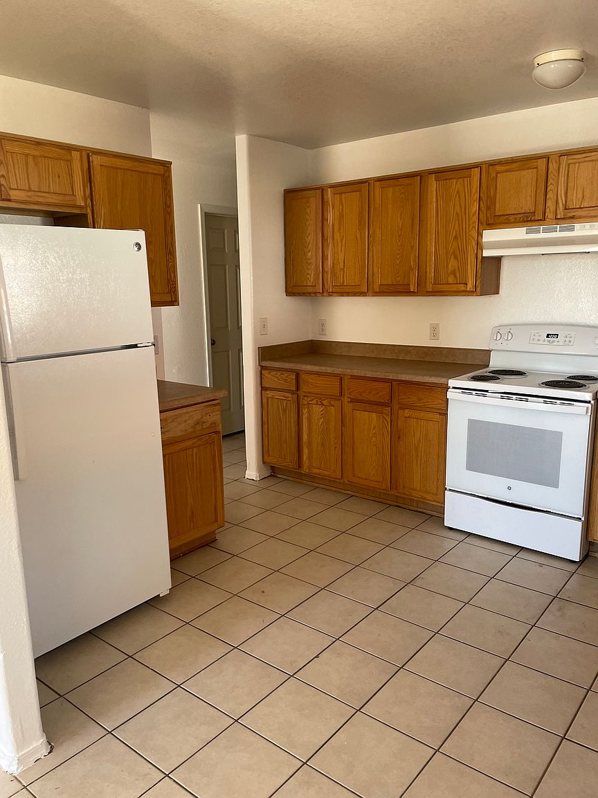 110 S Apache Ave photo 3