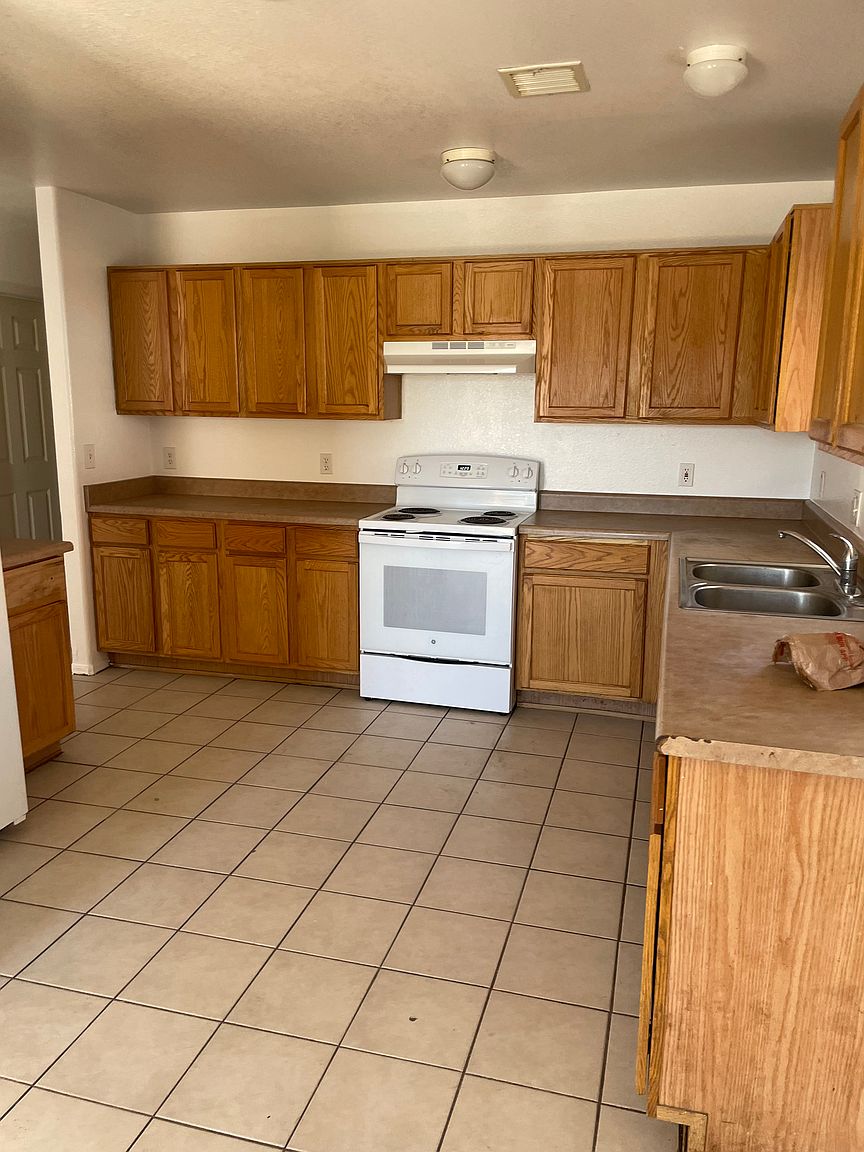 110 S Apache Ave photo 5