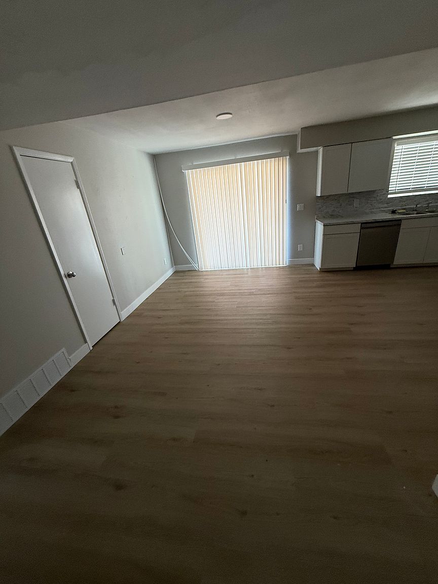 1213 E Cordova Ave photo 4