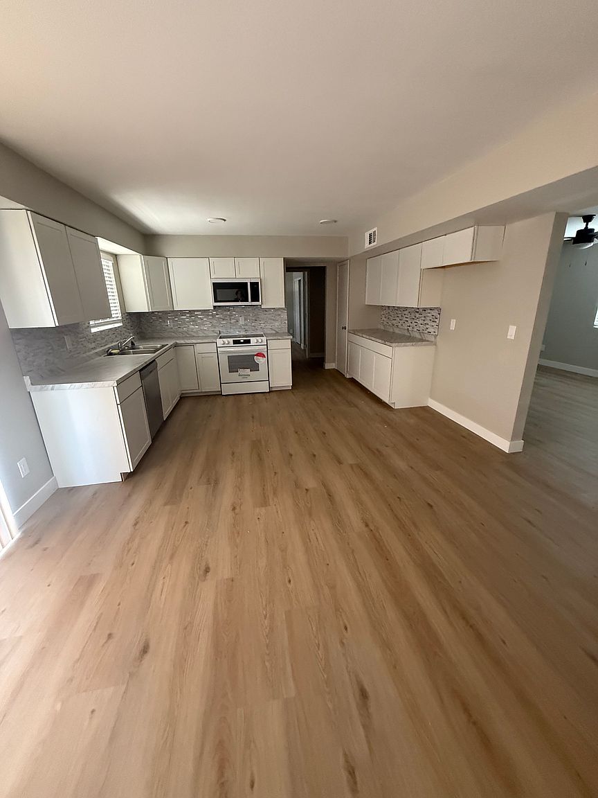 1213 E Cordova Ave photo 5
