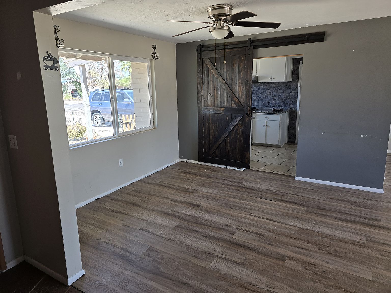 1320 N Park Ave photo 2