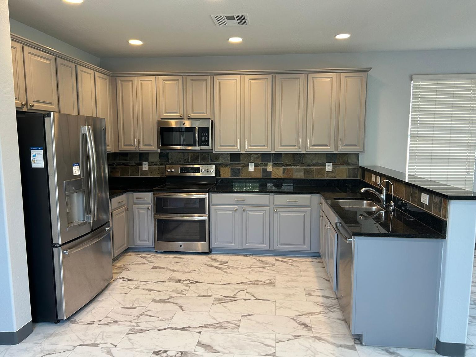 869 E Doral Ct photo 2