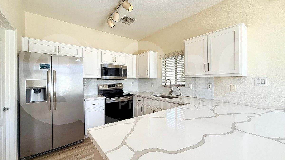 Beautiful Townhome in Great Location photo 5