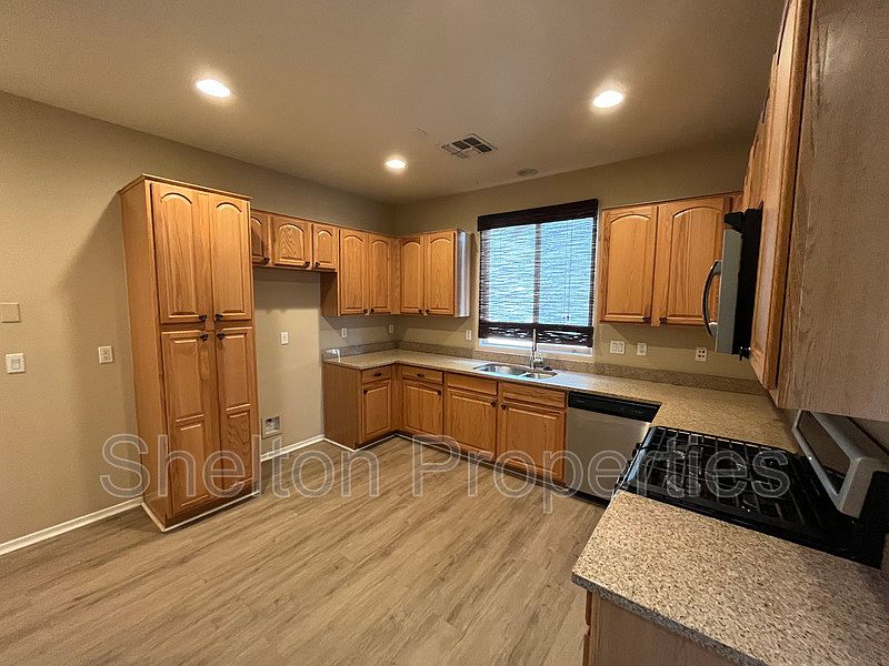 2958 N Clanton St photo 4
