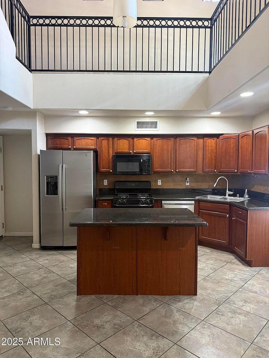 3431 E Lance Ln photo 2