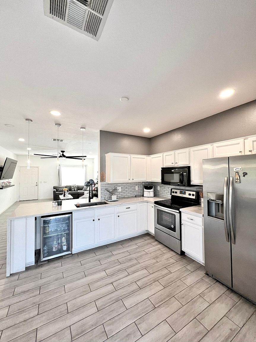 9432 W Odeum Ln photo 2