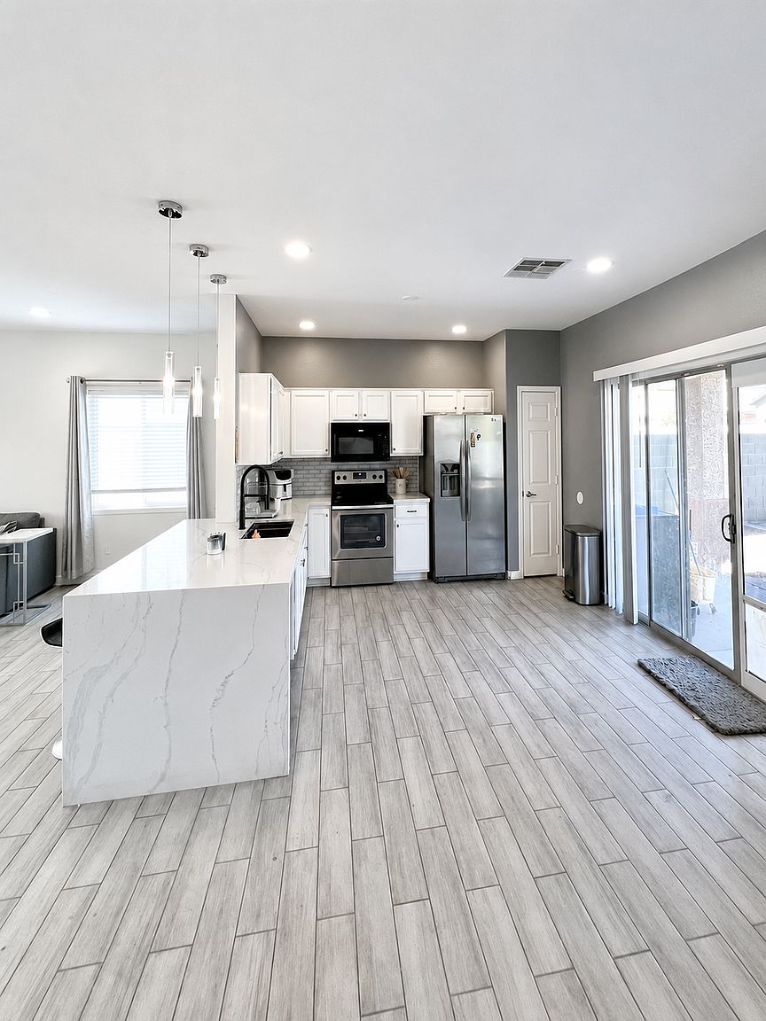 9432 W Odeum Ln photo 3