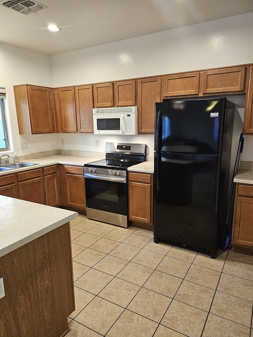 2743 E Schiliro Cir photo 2