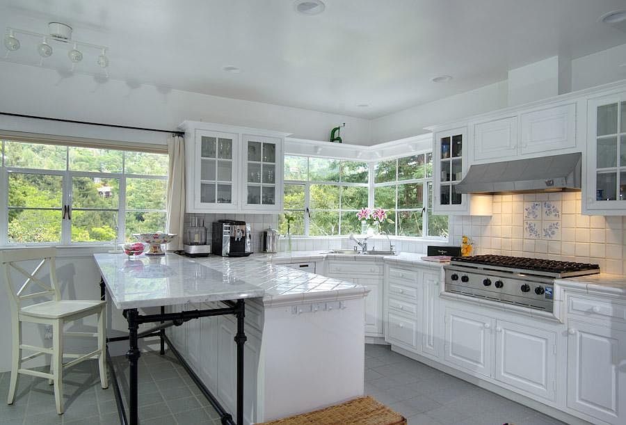 77 Marguerite Ave photo 3