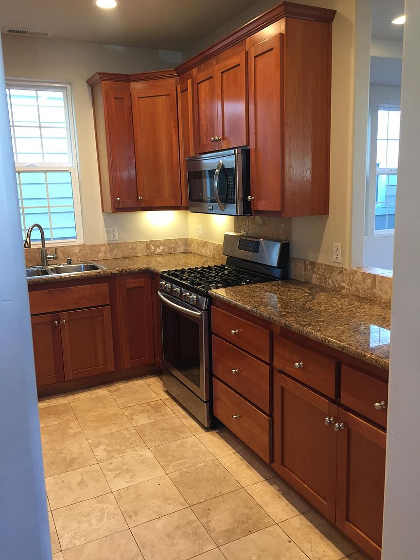 1001 Greenbrier Ct photo 5