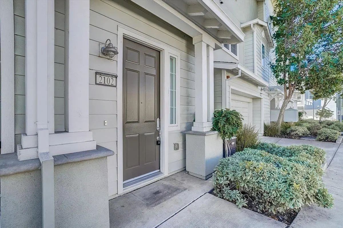 2102 Jetty Dr photo 2