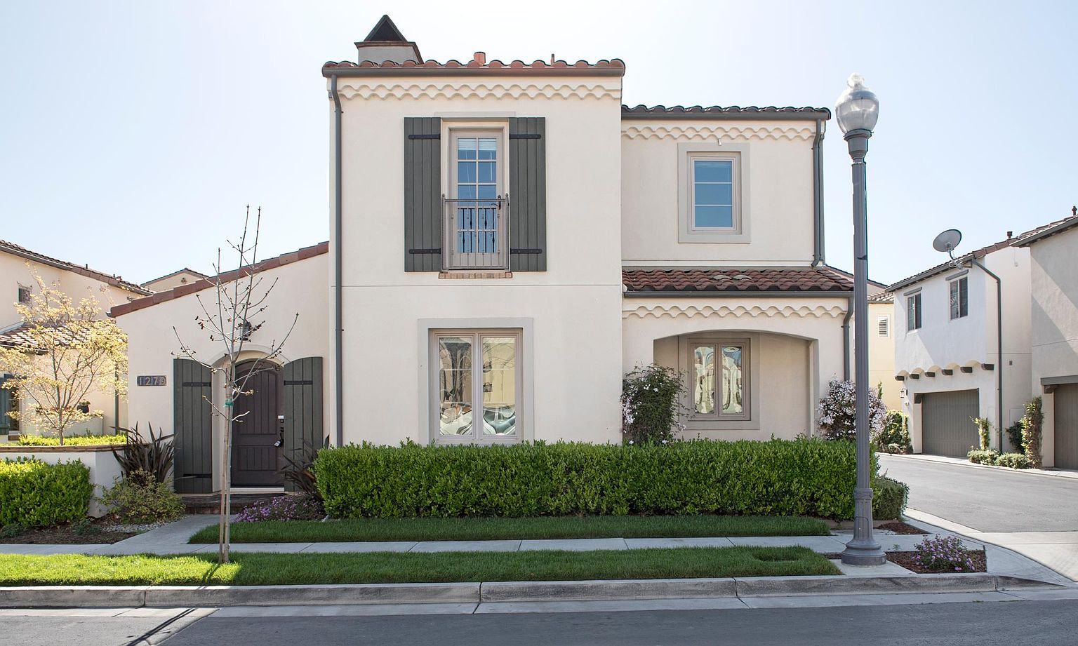 1270 Dahlia Loop photo 2