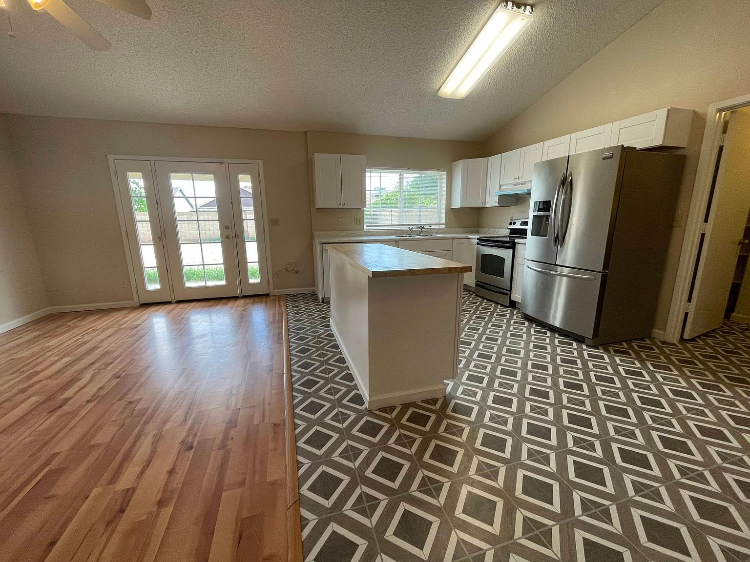 117 W Ivyglen St photo 4