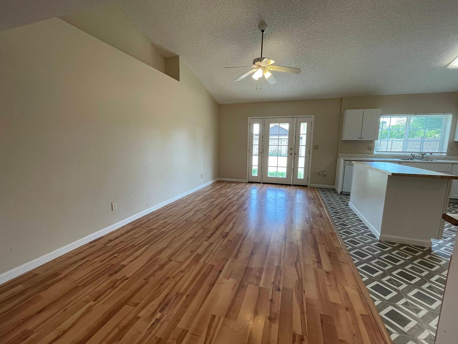 117 W Ivyglen St photo 2