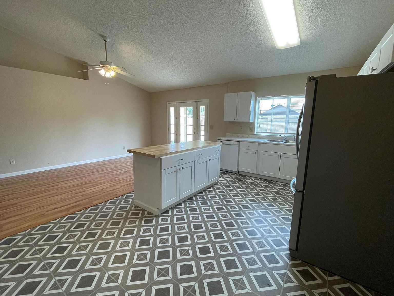 117 W Ivyglen St photo 5