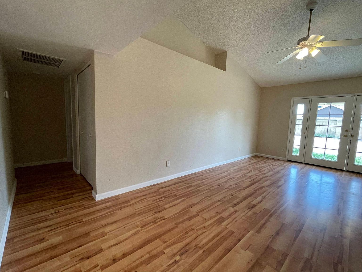 117 W Ivyglen St photo 3