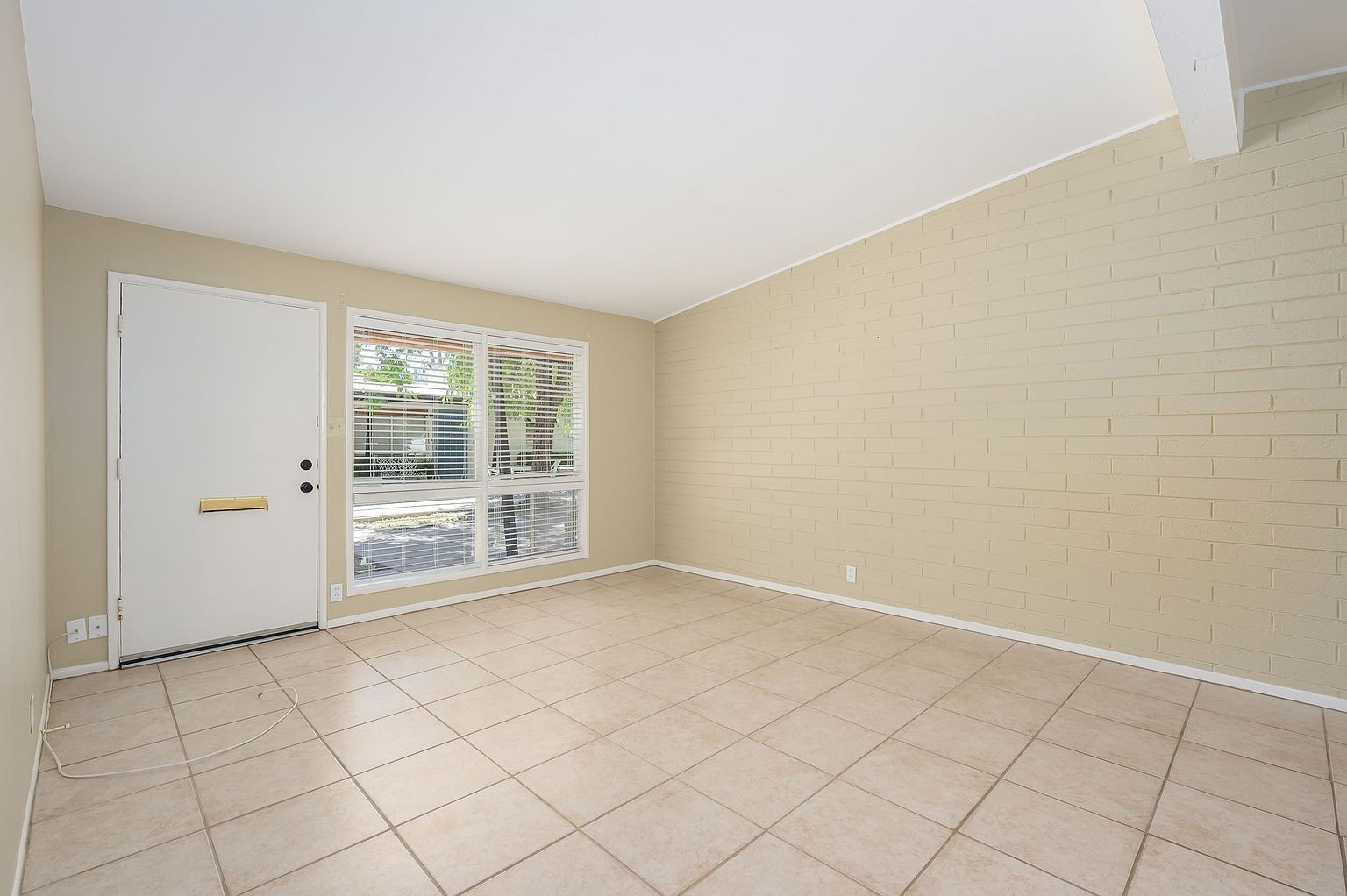 1807 E Colter St photo 3