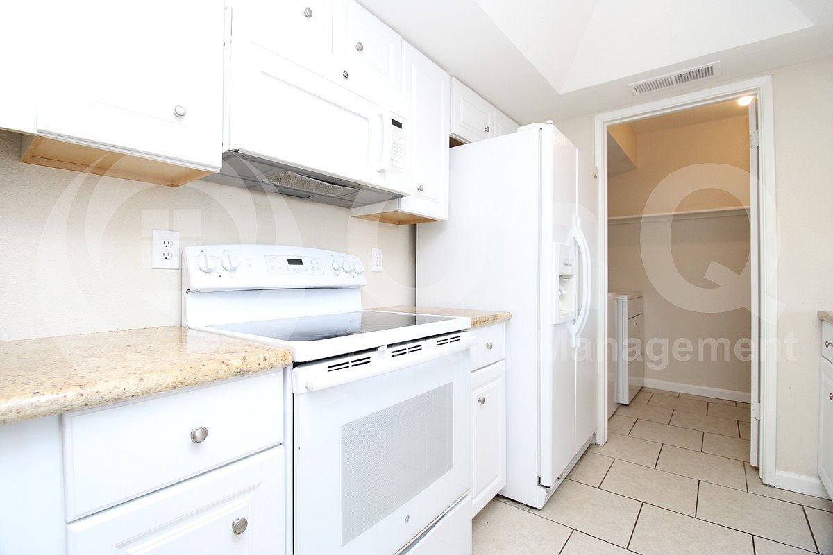 928 E Diamond Dr photo 5