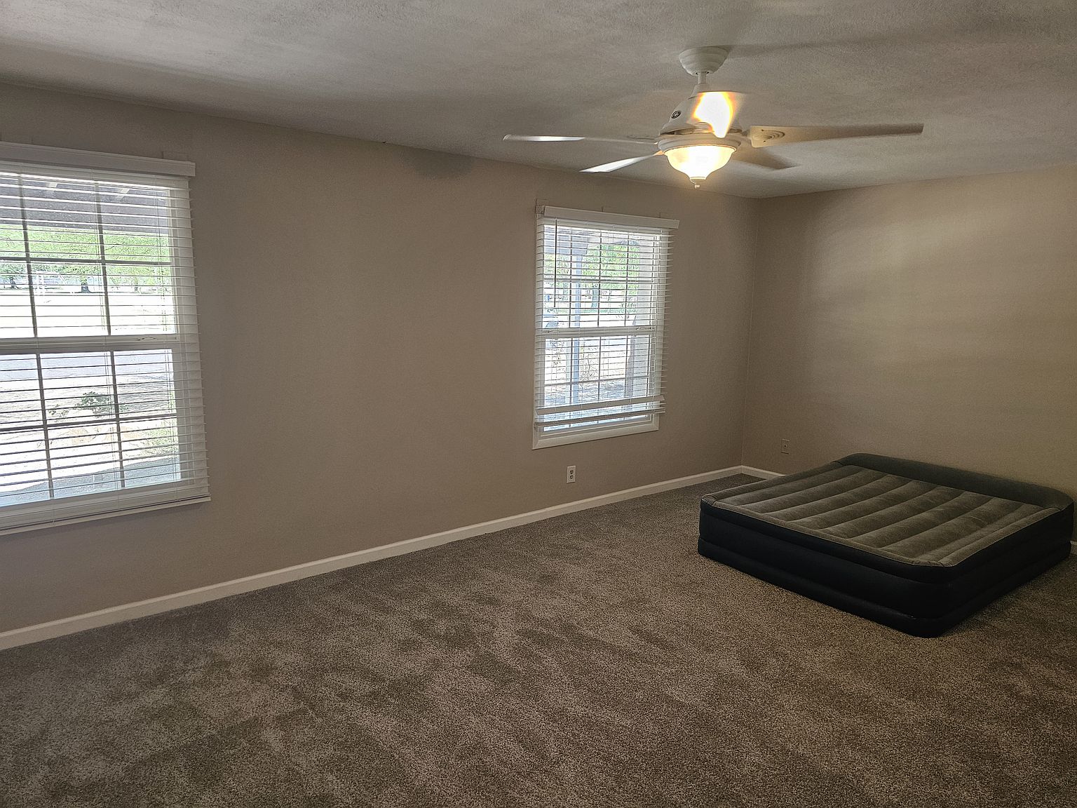 1409 E Alameda Dr photo 5