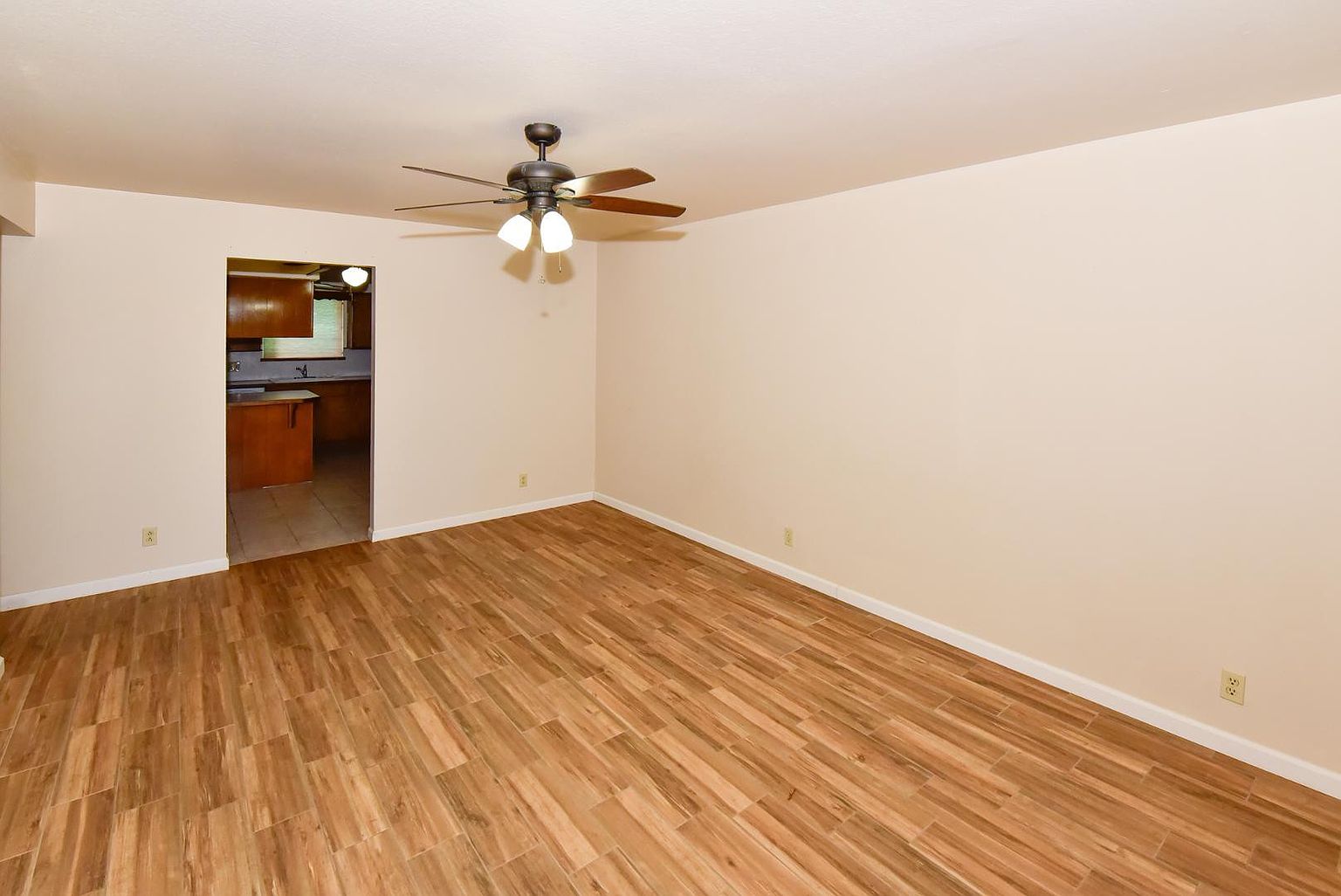 439 E Brown Rd Mesa, AZ 85203 photo 2