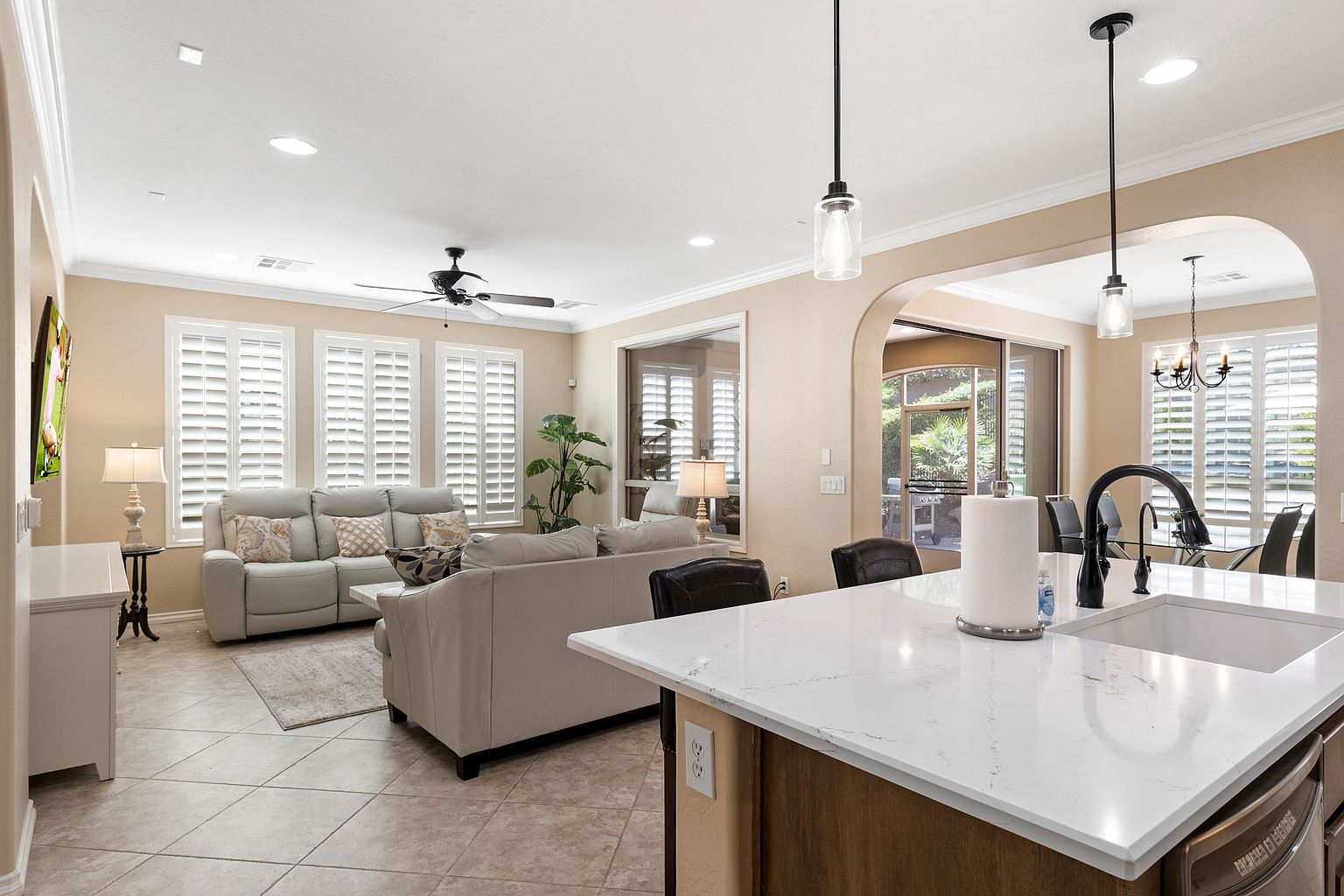 1732 E Vesper Trl photo 3