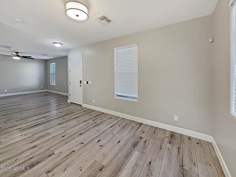 7227 S 48th Gln photo 4