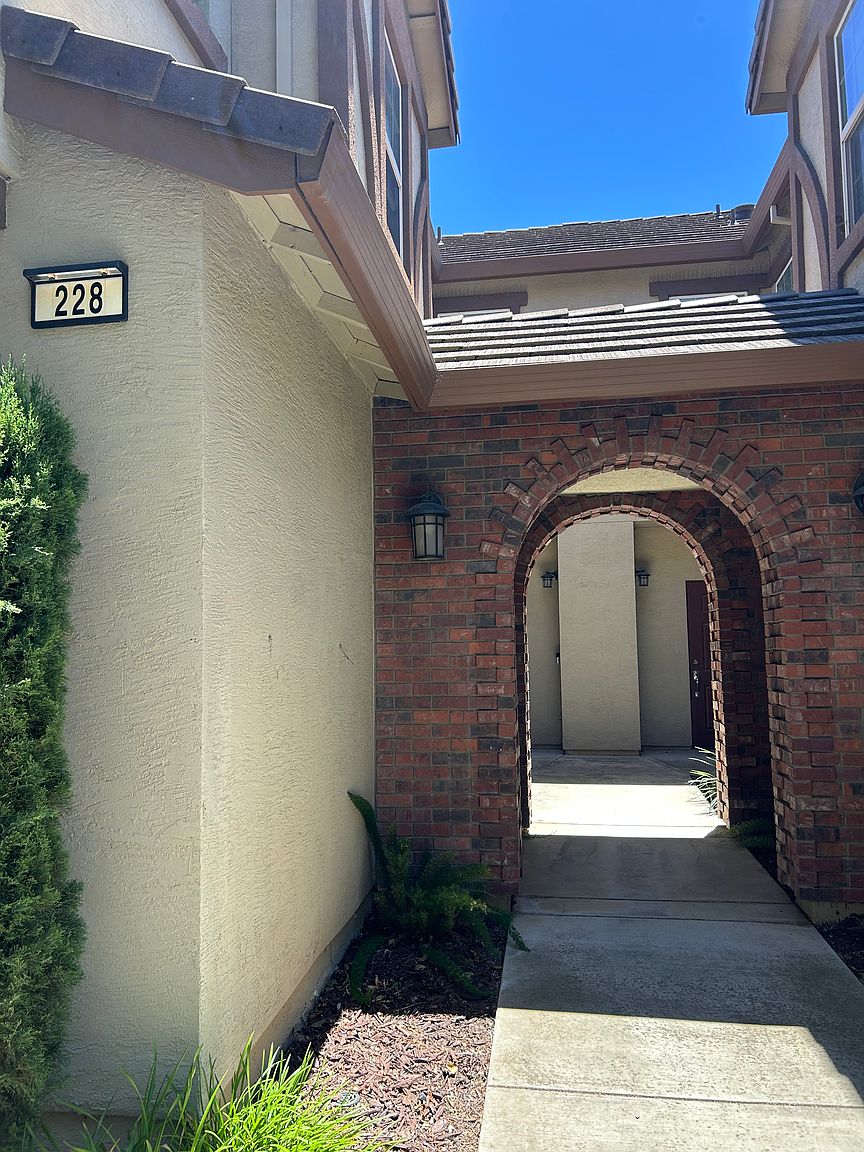 228 W Lucita Way photo 2