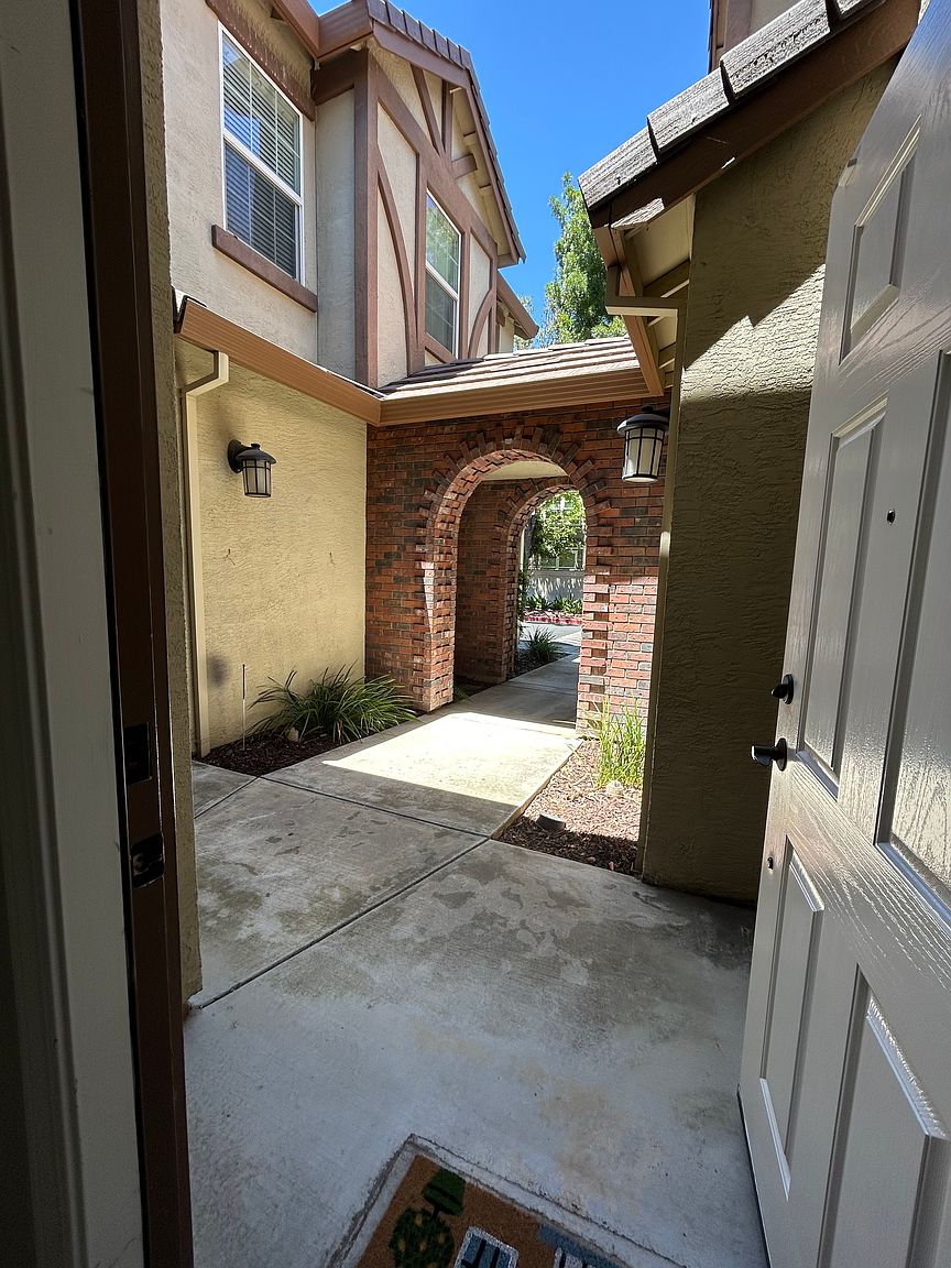 228 W Lucita Way photo 3