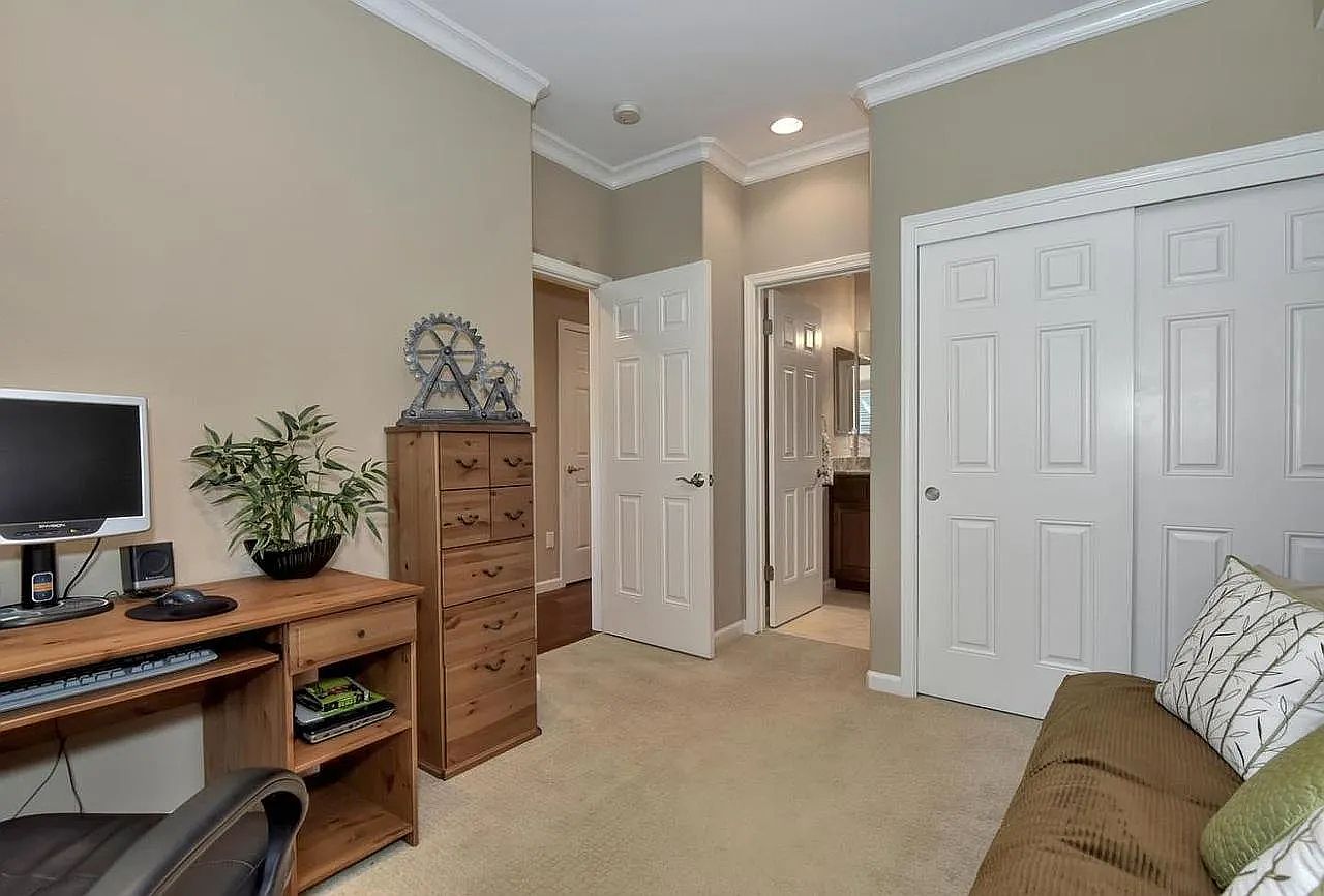 2218 Woodberry Ln photo 2