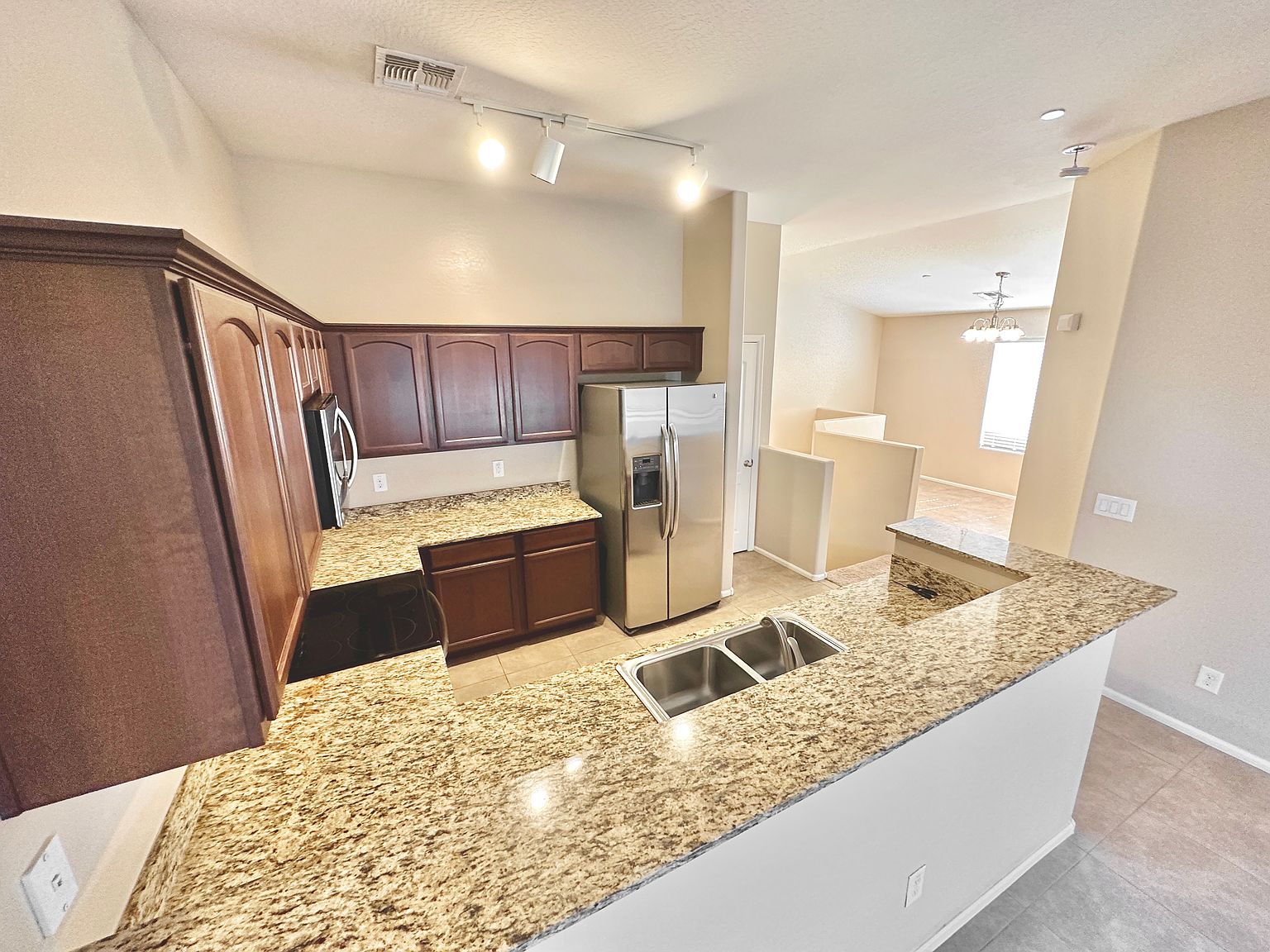 Beautiful Townhome in Great Location photo 4