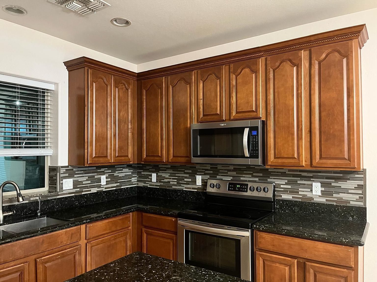 1069 E Blue Spruce Ln photo 3