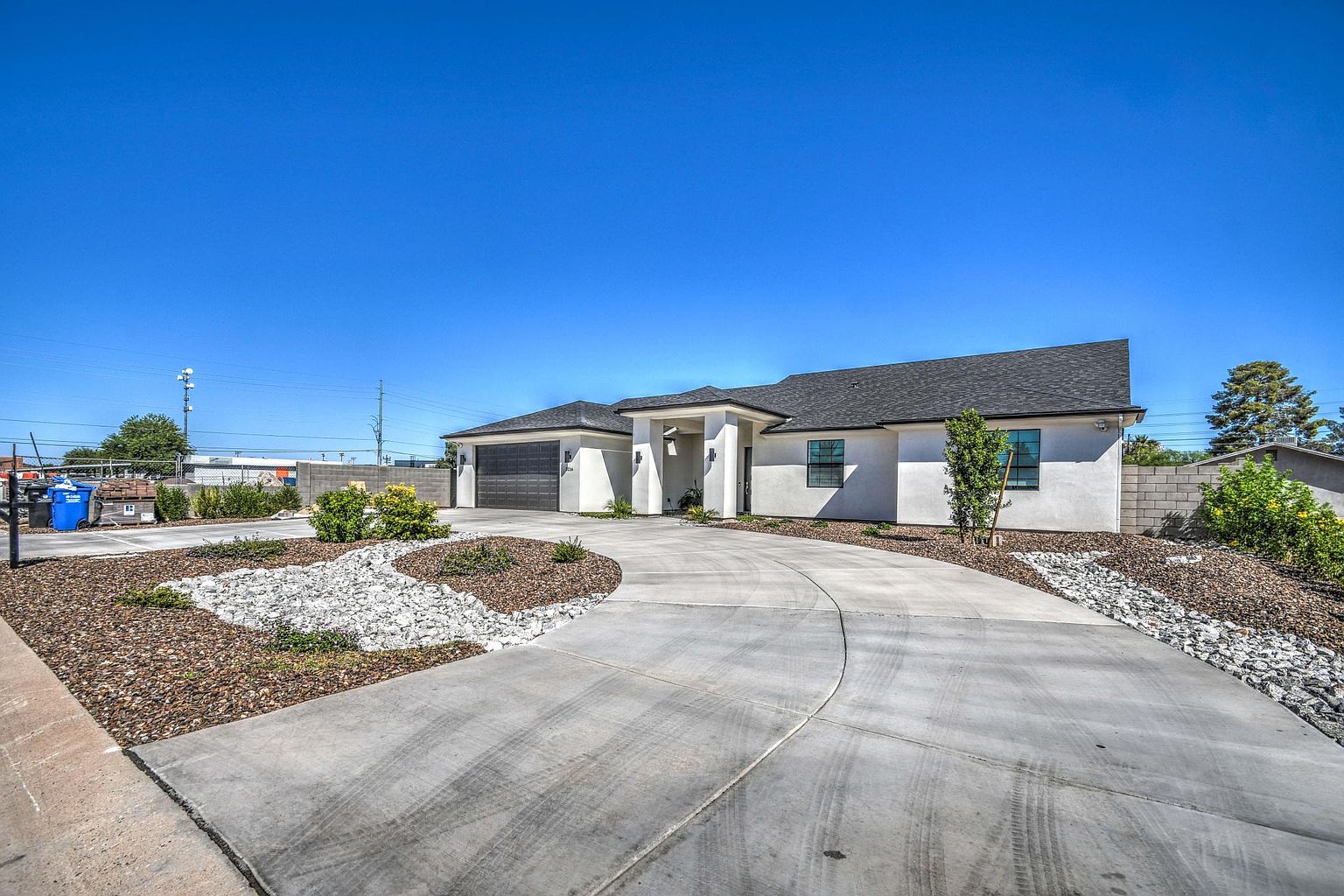 3216 E Sunnyside Ln photo 3