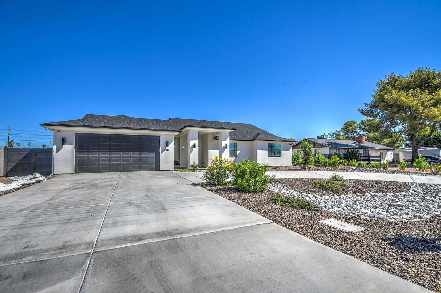 3216 E Sunnyside Ln photo 4