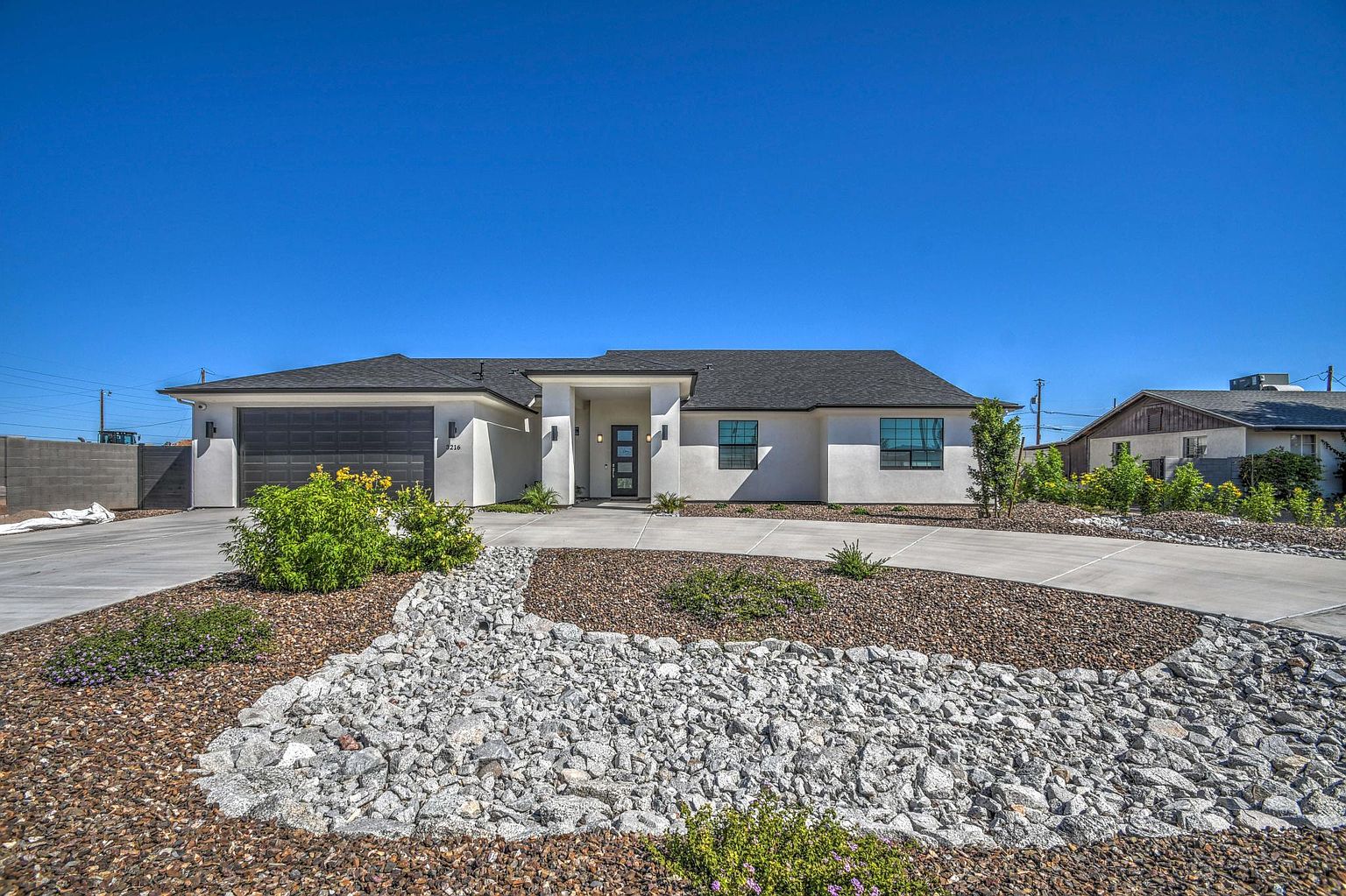 3216 E Sunnyside Ln photo 2