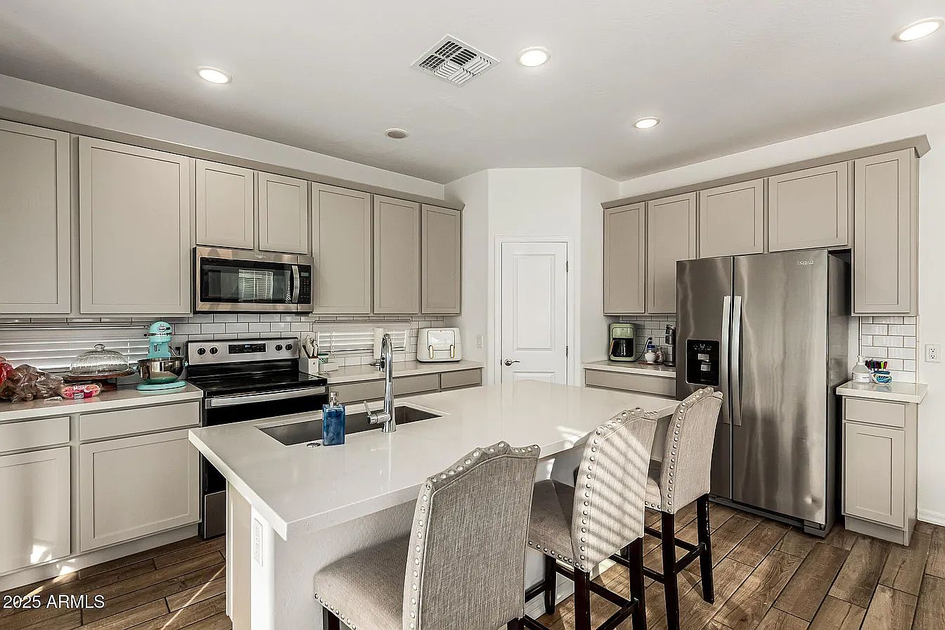 1020 S 151st Ln photo 4