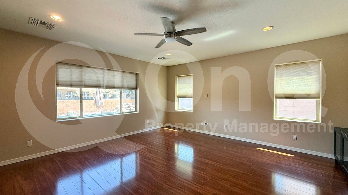 1142 E Sourwood Dr photo 3