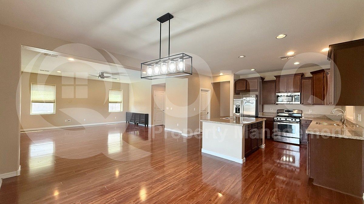 1142 E Sourwood Dr photo 5