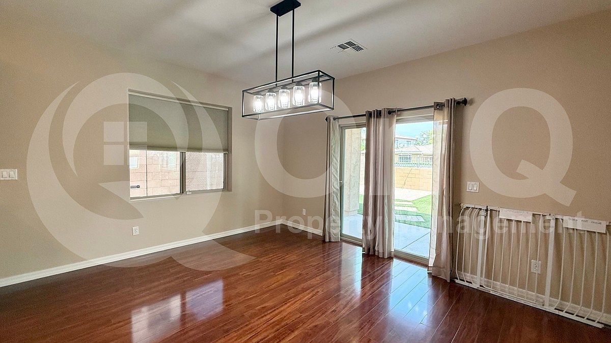 1142 E Sourwood Dr photo 2