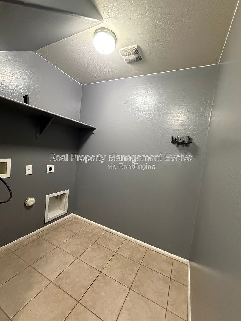 7724 W Pipestone Pl Phoenix, AZ 85035 photo 5