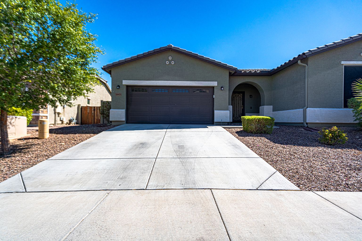 18433 West Sunnyslope Lane, Waddell, AZ 85355 photo 2