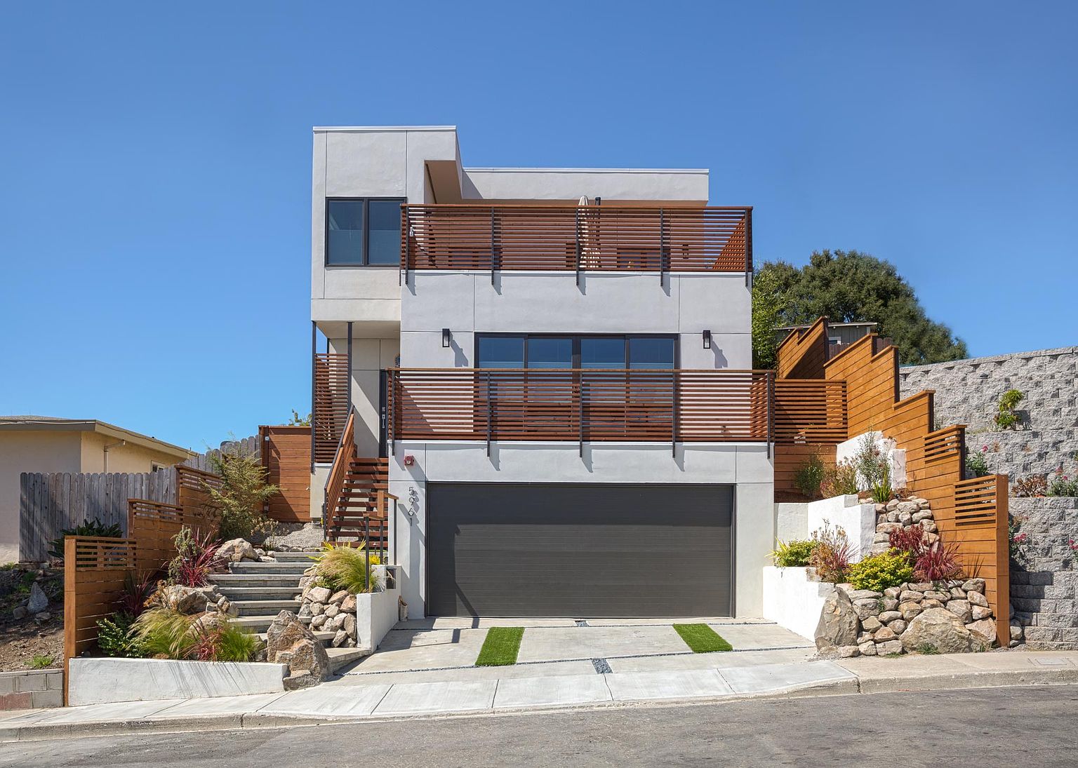 5961 Monterey Ave photo 2