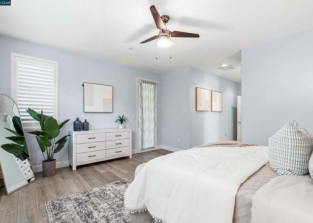 577 Eileen St photo 2