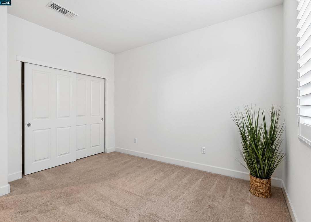 577 Eileen St photo 3